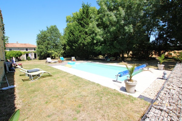 Achat Propriété - 17380 TONNAY-BOUTONNE : Belle propriété sur un terrain arboré de 2000 m² | Qovop Immobilier